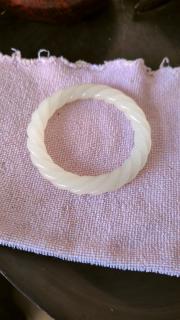 清代老和田玉白玉麻花镯子,寓意缠缠绵绵,尺寸内径5.6厘米外径7.8厘米